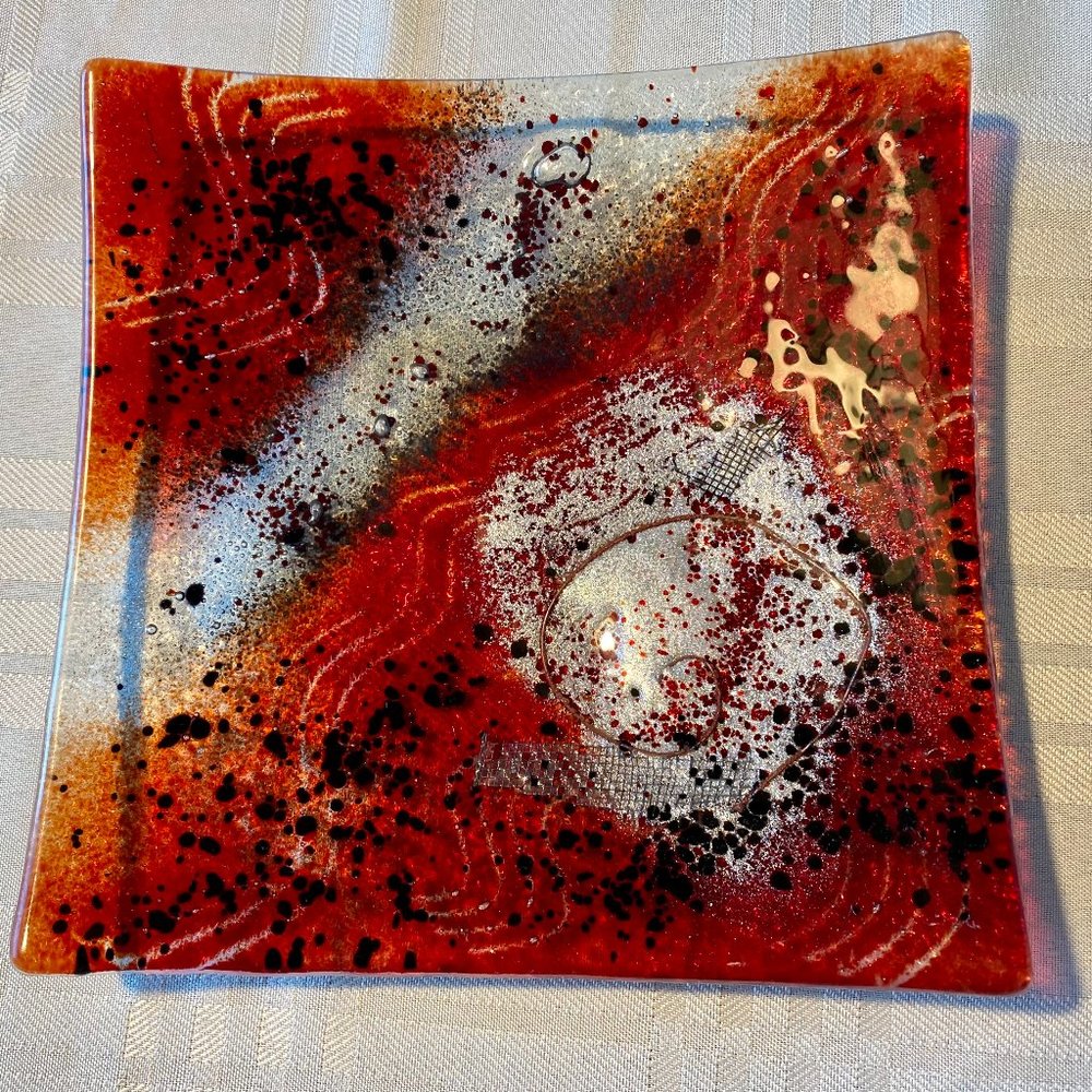 BRICK RED ART GLASS SQUARE PLATE SPIRAL
